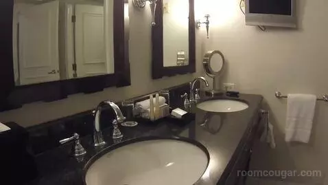 Augustus Strip View, 2 Queens bathroom picture #5