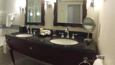 Augustus Strip View, 2 Queens bathroom picture #9