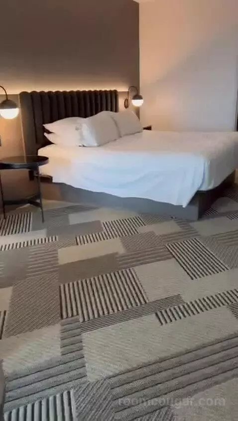 American Fallsview Corner Suite (#2257) bed picture #2
