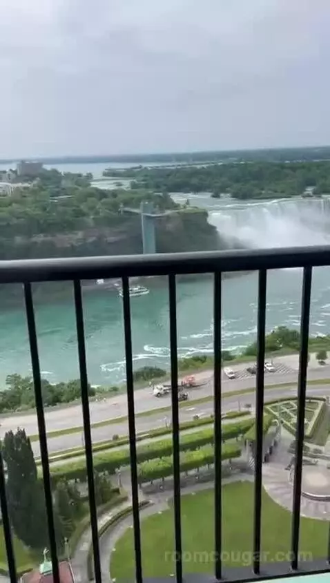 American Fallsview Corner Suite (#2257) view picture #9