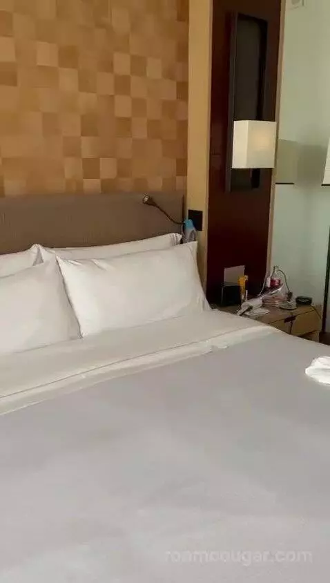 Grand Deluxe, Guest Room, 1 King, Mid Floor bed picture #10