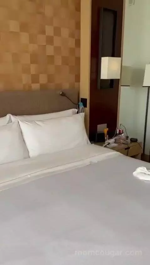 Grand Deluxe, Guest Room, 1 King, Mid Floor bed picture #11