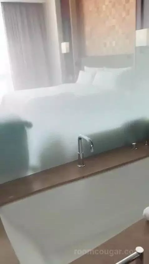Grand Deluxe, Guest Room, 1 King, Mid Floor bathroom picture #1