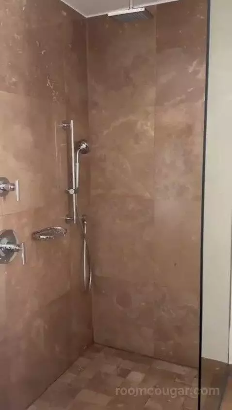 Grand Deluxe, Guest Room, 1 King, Mid Floor bathroom picture #7
