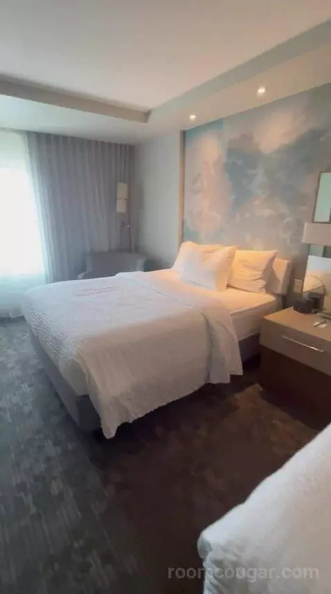Queen Room with Two Queen Beds - Hearing Accessible bed picture #4