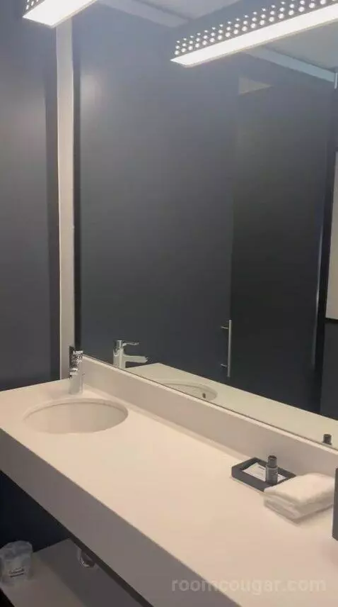 Guest Room, 2 Queen bathroom picture #3