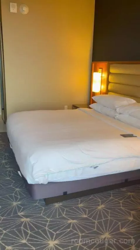 King Room with M Club Access bed picture #5