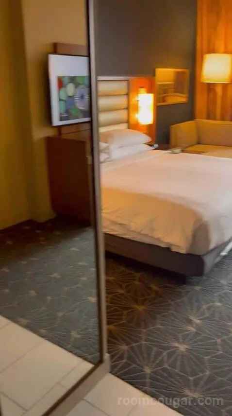King Room with M Club Access bed picture #3