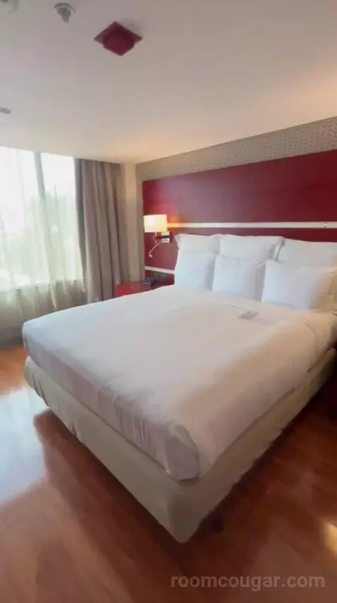 One-Bedroom King Suite with Executive bed picture #10