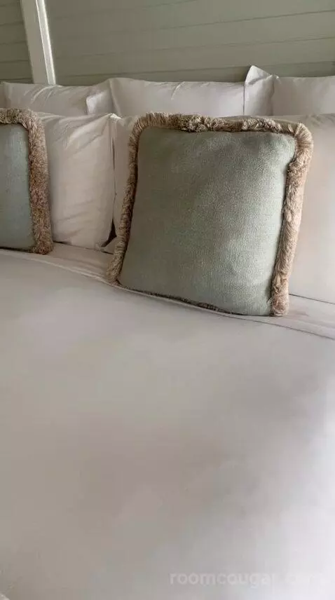 King Sea View bed picture #6