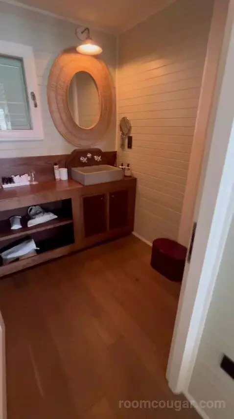 King Sea View bathroom picture #1