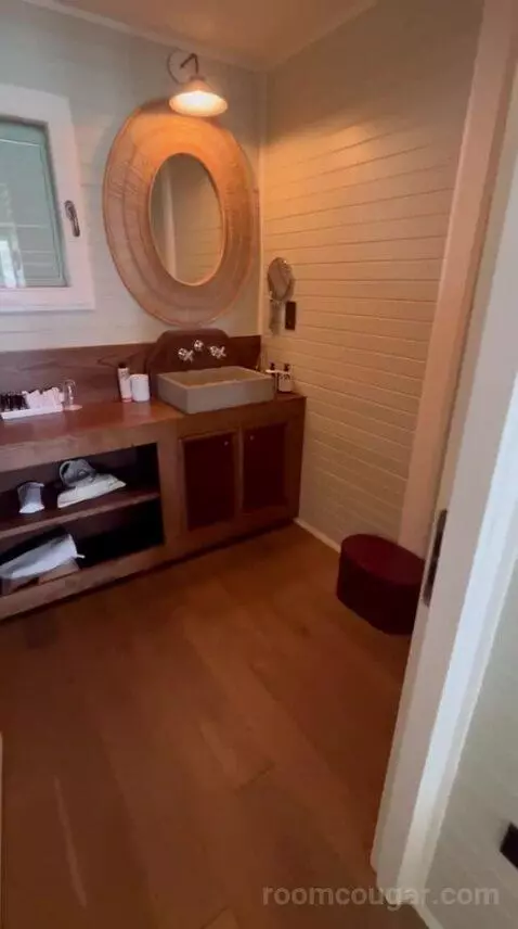 King Sea View bathroom picture #2