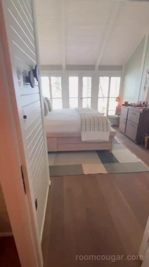 King Sea View bed picture #2