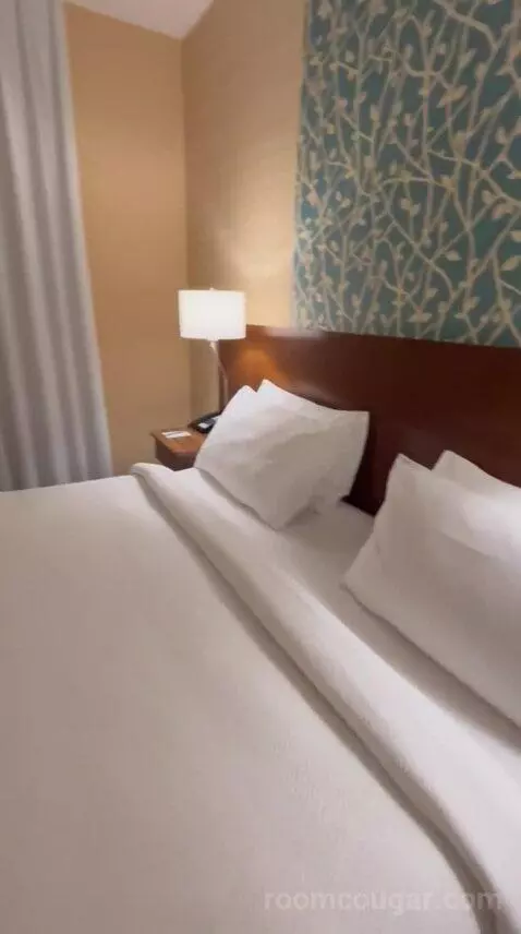 King Suite (#600) bed picture #4