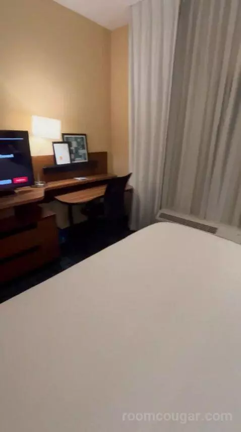 King Suite (#600) bed picture #6