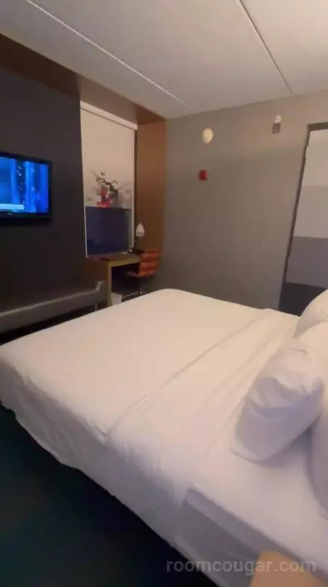 Standard King Room (#523) bed picture #5