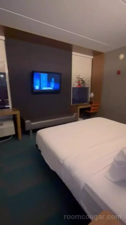 Standard King Room (#523) bed picture #7