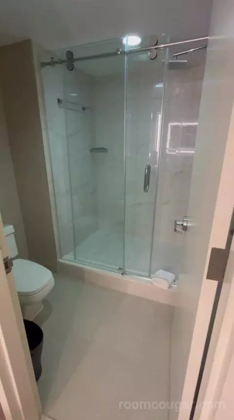 Deluxe, Guest Room, 1 King, High Floor (#1503) bathroom picture #12