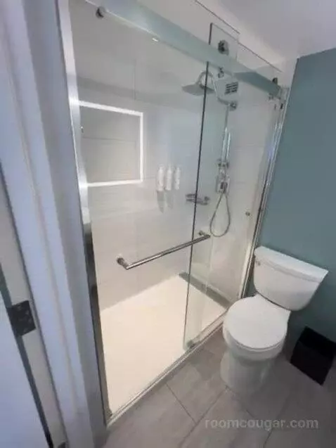 Queen Room with Two Queen Beds and Pool View bathroom picture #9