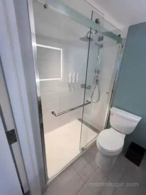 Queen Room with Two Queen Beds and Pool View bathroom picture #10