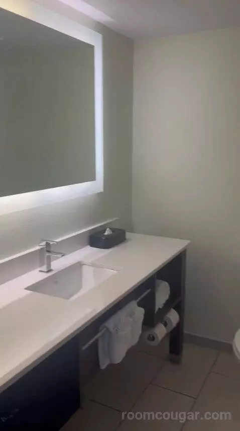Standard (#722) bathroom picture #5
