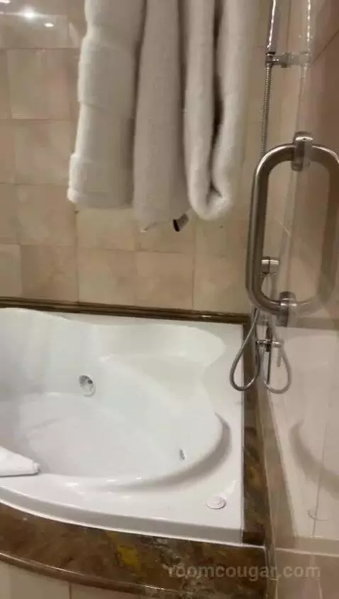 Deluxe, 1 Bedroom Junior Suite, 1 King, City View, Whirlpool (#1042) bathroom picture #3