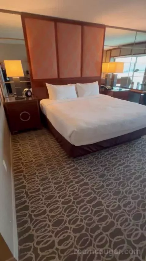 Executive King Suite + Grand Queen Room (#21-329) bed picture #2