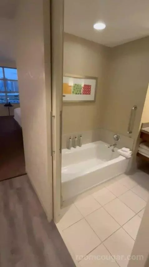 King Room (#1452) bathroom picture #2