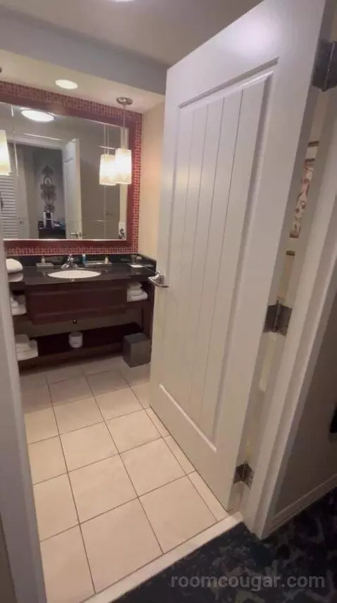 Guest Room, 2 Queen (#525) bathroom picture #3