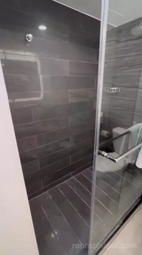 King Room (#1407) bathroom picture #8