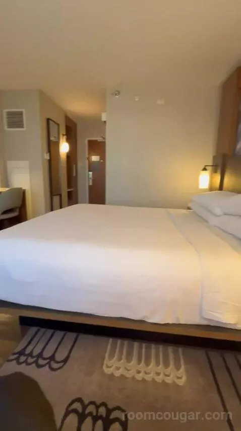 King Room (#1221) bed picture #11