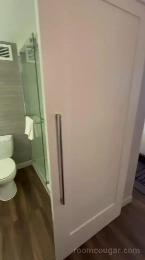 King Room (#1221) bathroom picture #2