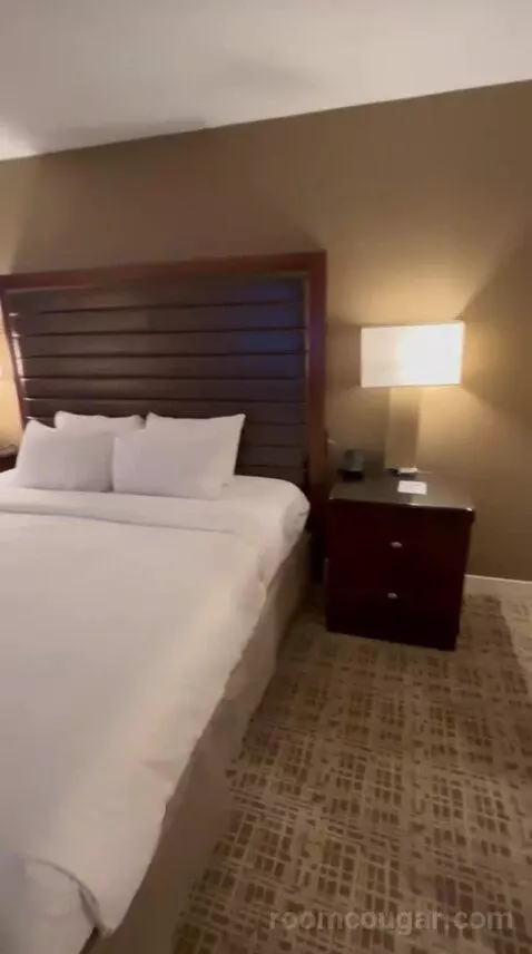 Deluxe King Room (#1015) bed picture #2
