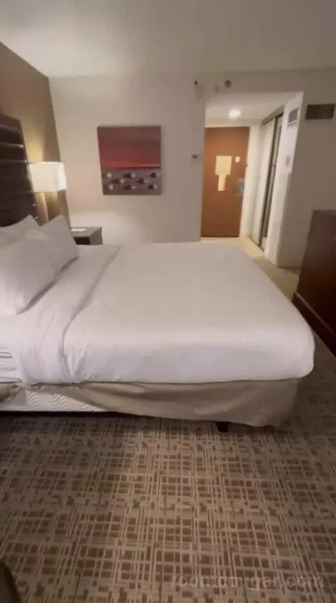 Deluxe King Room (#1015) bed picture #4