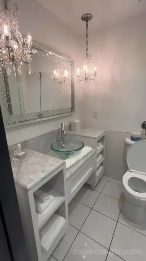 King Room (#824) bathroom picture #1
