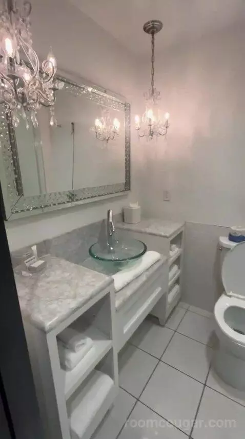 King Room (#824) bathroom picture #2