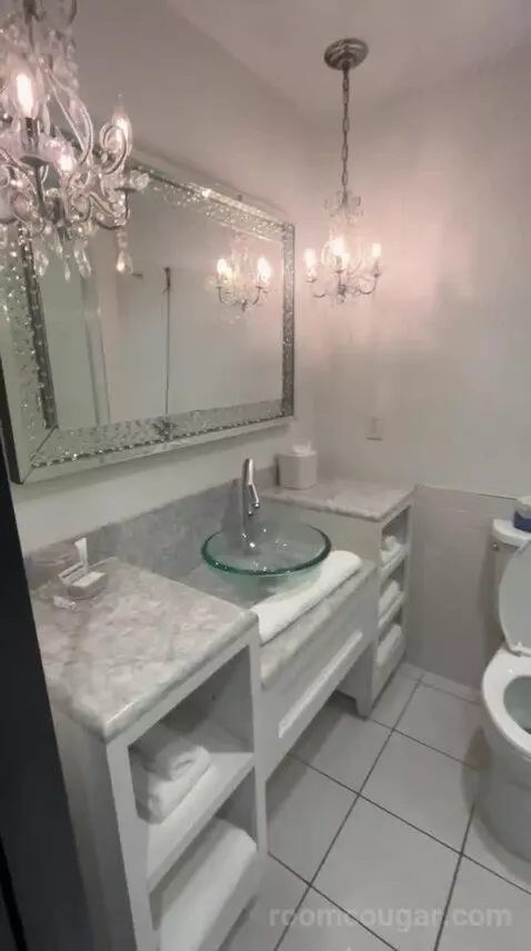 King Room (#824) bathroom picture #3
