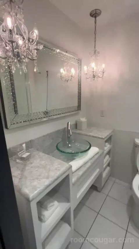 King Room (#824) bathroom picture #4