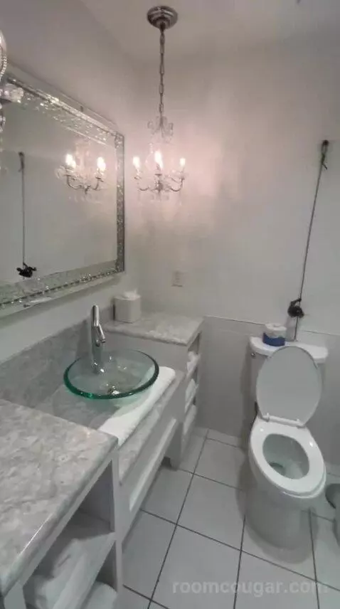 King Room (#824) bathroom picture #6