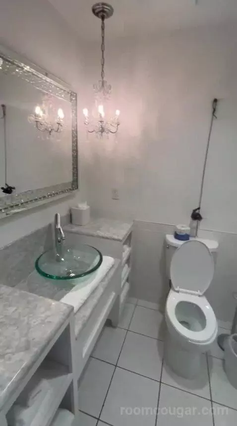 King Room (#824) bathroom picture #7