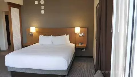 Guest Room, Queen, River View (#222) bed picture #2