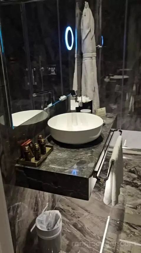 Superior Double Room with City View (#304) bathroom picture #1
