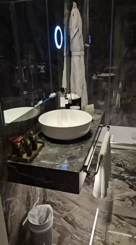 Superior Double Room with City View (#304) bathroom picture #2