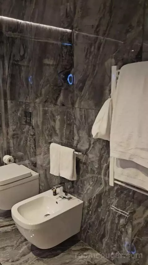 Superior Double Room with City View (#304) bathroom picture #3