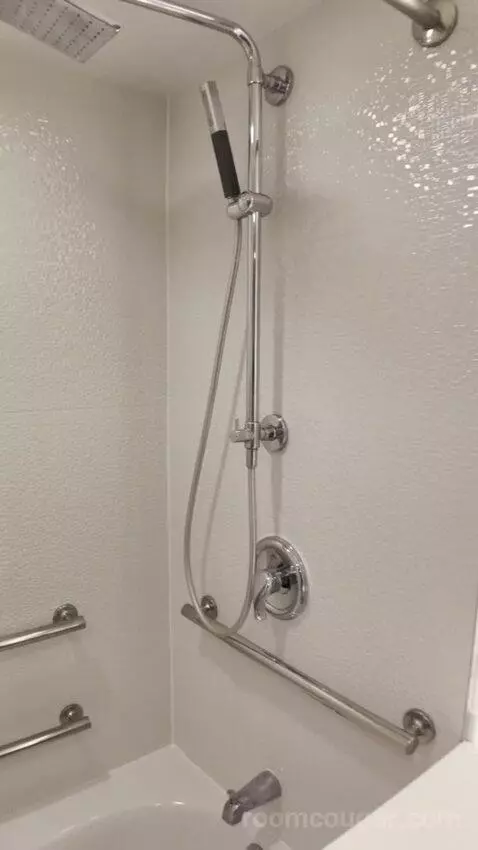 King with Balcony bathroom picture #10