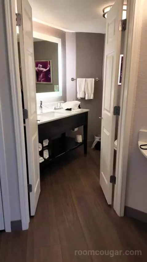 2 Double Beds bathroom picture #1