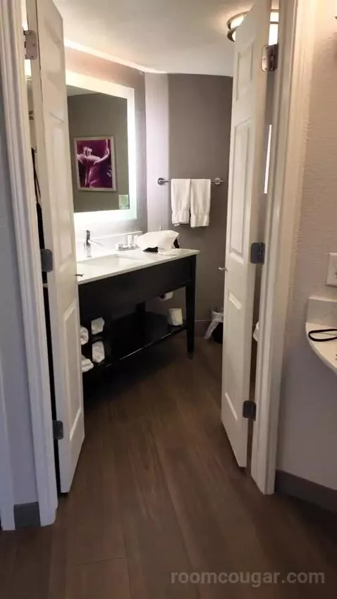 2 Double Beds bathroom picture #2
