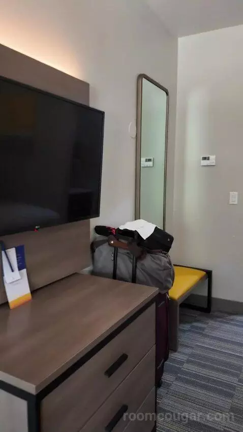 Queen Suite with Two Queen Beds - Disability Access bed picture #4