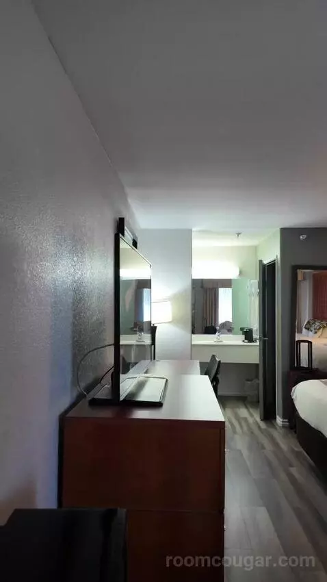 Queen Room with Two Queen Beds bed picture #1