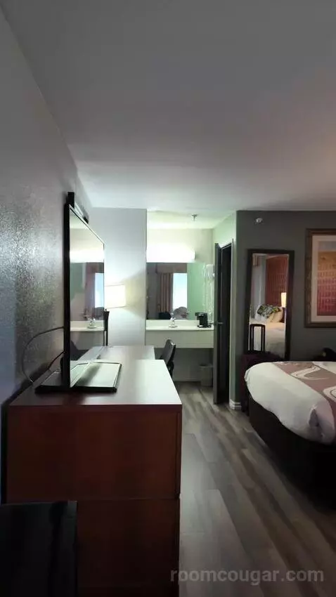 Queen Room with Two Queen Beds bed picture #2